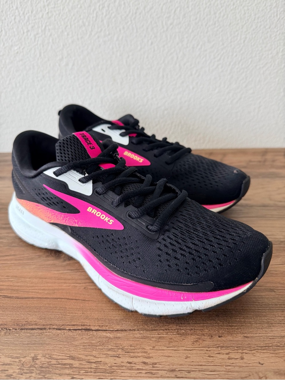 Brooks Women’s Trace 3 Running Shoes Pink Glo/Black (8.5-B) Good Condition